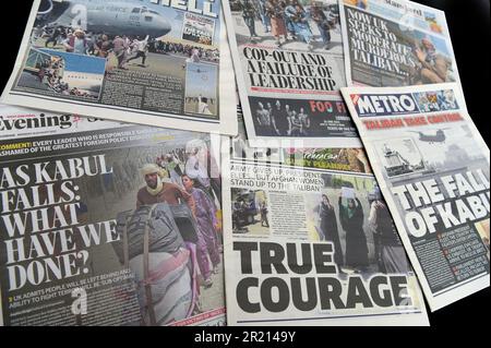 Die britischen Zeitungen berichteten über den Fall von Kabul im Jahr 2021, der als Fall der Islamischen Republik Afghanistan bekannt wurde, und waren die Festnahme der afghanischen Hauptstadt Kabul durch die Taliban am 15. August 2021, der Höhepunkt einer militärischen Offensive, die im Mai 2021 begann. Die Festnahme der Stadt fand Stunden nach der Flucht von Präsident Ashraf Ghani aus dem Land statt und veranlasste eine internationale Luftfahrt mit fliehenden Zivilisten. Die Stadt wurde inmitten eines militärischen Rückzugs der Vereinigten Staaten aus dem Land im Einklang mit einem im Februar 2020 unterzeichneten Friedensabkommen zwischen den USA und den Taliban zum Abschluss der 2001-20 gefangen genommen Stockfoto