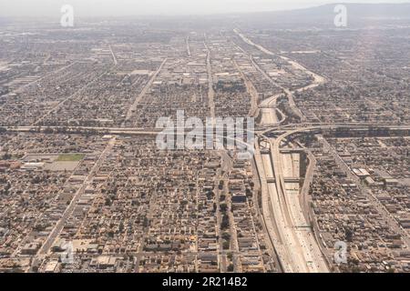 Los Angeles California - Luftaufnahme der Kreuzung der I-105 und der I--110 (Hafenautobahn) und der Metro Green Line Stockfoto