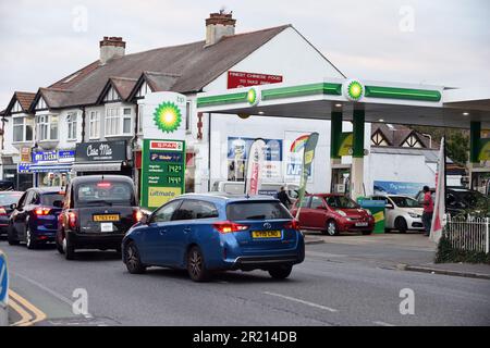 Autofahrer stehen an Tankstellen in Schlange, da die Kraftstoffkrise im Vereinigten Königreich anhielt und durch den Mangel an LKW-Fahrern infolge der Coronavirus-Pandemie und des Brexit noch verschärft wurde. Oktober 2021. Stockfoto