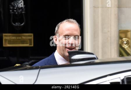 Dominic Raab, Justizminister, Lordkanzler und stellvertretender Premierminister, verlässt die Downing Street Nr. 10 inmitten der COVID-19-Coronavirus-Pandemie. 2021. Stockfoto