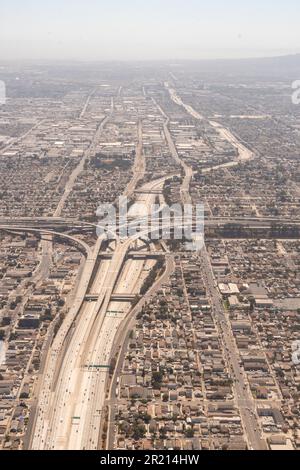 Los Angeles California - Luftaufnahme der Kreuzung der I-105 und der I--110 (Hafenautobahn) und der Metro Green Line Stockfoto