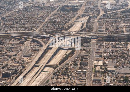 Los Angeles California - Luftaufnahme der Kreuzung der I-105 und der I--110 (Hafenautobahn) und der Metro Green Line Stockfoto