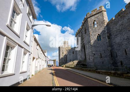 Caernarfon Castle von Castle Ditch, Caernarfon, Gwynedd, Nordwales Stockfoto