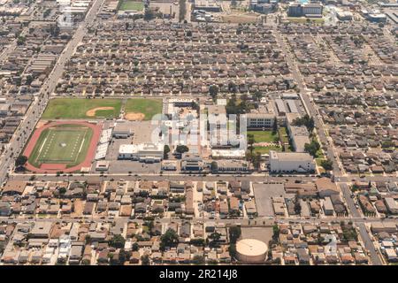 Luftaufnahme des Westmont-Abschnitts von Los Angeles, Kalifornien, usa. Washington Prep High School und die umliegenden Gebäude sind sichtbar. Stockfoto