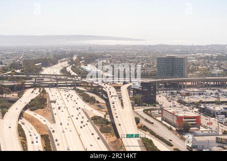 9/6/2022: Eine Luftaufnahme der Ausfahrt der Autobahn 405 nahe LAX in Los Angeles Kalifornien Stockfoto