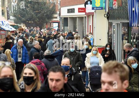 Einkäufer in Chelmsford, Essex, England, begeben sich vor den Weihnachtsferien inmitten der COVID-19-Coronavirus-Pandemie zum Einkaufen in letzter Minute, da die Zahl der Fälle der B.1.1.529-Variante, auch bekannt als Omicron, angestiegen ist. 2021. Stockfoto