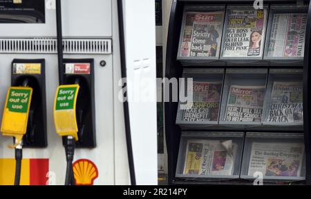 Leere Pumpen an einer Shell-Tankstelle in Upminster im Londoner Stadtteil Havering, als sich die Brennstoffkrise im Vereinigten Königreich verschlimmerte, was durch einen Mangel an LKW-Fahrern infolge der Coronavirus-Pandemie und des Brexit noch verschärft wurde. September 2021. Stockfoto