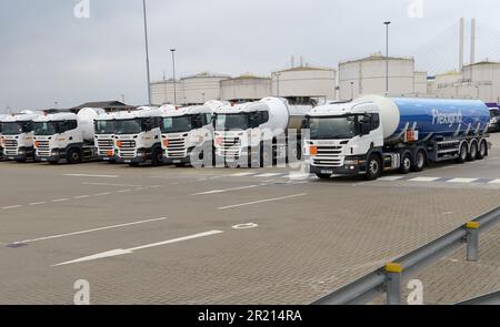 Tanker parkten am Navigator Terminal Thames, West Thurrock, Essex, als sich die Brennstoffkrise im Vereinigten Königreich durch einen Mangel an Lastkraftwagen infolge der Coronavirus-Pandemie und des Brexit verschärfte. September 2021. Stockfoto