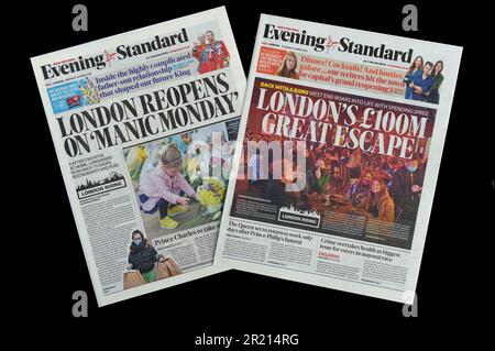 Der „Evening Standard“ vom Montag, den 12. April 2021 und Dienstag, den 13. April 2021, berichtete über die Wiedereröffnung von Pubs, Restaurants und Geschäften, da die Lockdown-Regeln inmitten der COVID-19-Coronavirus-Pandemie gelockert wurden. Stockfoto