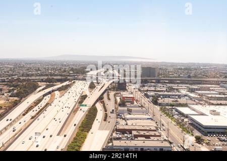 9/6/2022: Luftaufnahme des Schnittpunkts der Highways 105 und 405 mit dem LAX in Los Angeles, Kalifornien Stockfoto