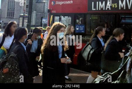 Weniger Menschen, die Masken tragen, insbesondere bei Schulkindern [pixelweise], auf Londoner Verkehrsmitteln, nachdem die Regierung alle COVID-Beschränkungen in England inmitten der COVID-19-Coronavirus-Pandemie gelockert hatte, obwohl TfL die weitere Verwendung von Masken in seinem Netzwerk vorschreibt. September 2021. Stockfoto