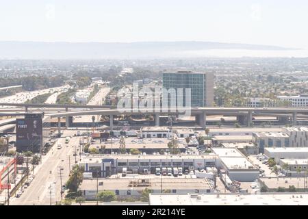 9/6/2022: Luftaufnahme des Schnittpunkts der Highways 105 und 405 mit dem LAX in Los Angeles, Kalifornien Stockfoto