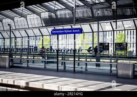 AMSTERDAM - U-Bahn-Station Bijlmer Arena. Die Polizei hat mehrere Verhaftungen wegen versuchten Totschlags auf dem Bahnhof in Amsterdam-Zuidoost verhängt. Während des Angriffs am Freitagabend, dem 5. Mai, wurde ein Mann von einer großen Gruppe von Menschen getreten und geschlagen und auf die Rennstrecke geschubst. Das Opfer wird immer noch vermisst. ANP ROBIN UTRECHT niederlande raus - belgien raus Stockfoto