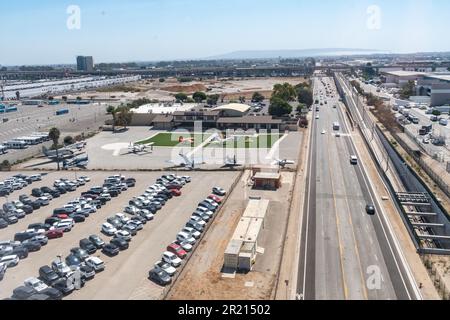 9/6/2022: Los Angeles International Airport, Los Angeles, Kalifornien, Luftfoto des LAX Parkplatzes, eine Essenshalle und der Blick auf den Aviation Boulev Stockfoto