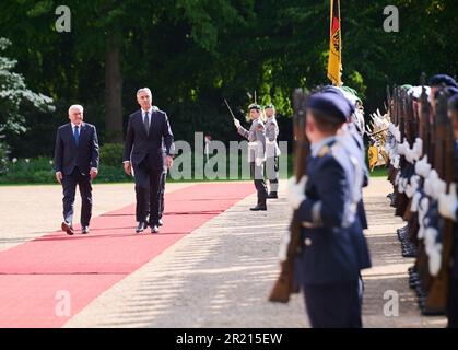 Berlin, Deutschland. 16. Mai 2023. Der deutsche Präsident Frank-Walter Steinmeier (l) begrüßt den montenegrinischen Präsidenten Milo Dukanovic (2. von links) vor dem Schloss Bellevue mit militärischen Ehren. Kredit: Annette Riedl/dpa/Alamy Live News Stockfoto