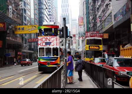 Hongkong, eine der beiden besonderen Verwaltungsregionen der Volksrepublik China, die andere Macau. An Chinas Südküste gelegen und vom Pearl River Delta und dem Südchinesischen Meer umgeben, ist es berühmt für seine weitläufige Skyline und seinen tiefen natürlichen Hafen. Nach dem Prinzip "ein Land, zwei Systeme" basiert Hongkong auf wirtschaftlichen und politischen Systemen, die sich von denen des chinesischen Festlands unterscheiden. Stockfoto