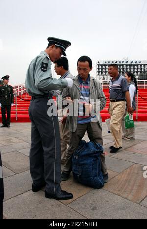 Peking, China - hohe Sicherheit umgibt den Platz des Himmlischen Friedens vor dem Nationalfeiertag am 1. Oktober zur Feier der Gründung der Volksrepublik China. Sicherheitsbeamte überprüfen die Papiere und Taschen der Leute auf dem Platz des Himmlischen Friedens Stockfoto