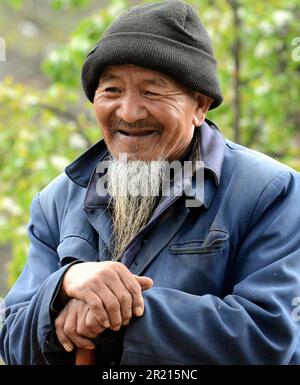 Last of the Pula - einer der ältesten Bewohner des Dorfes Pi Po liest Rituale, die in einer Sprache geschrieben wurden, die bald zu einer vergessenen Sprache des Pula werden könnte, die in dem Dorf östlich von Kaiyuan in der autonomen Präfektur Hani und Yi Honghe, Provinz Yunnan, SW China - das Dorf ist die Heimat der Pula, einer Unterminderheit der Yi- oder Lolo-Bevölkerung, einer ethnischen Gruppe in China, Vietnam und Thailand. Mit 8 Millionen sind sie die siebtgrößte der 55 ethnischen Minderheiten. Stockfoto