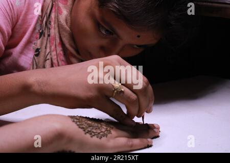 Mehndi auf der Hand Braut Mehndi. Hintergrund des Hochzeitsrituals Stockfoto