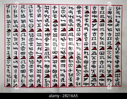 Rituale, die in einer möglicherweise bald vergessenen Sprache des Pula-Volkes geschrieben wurden, das im Dorf Pi Po östlich von Kaiyuan in der autonomen Präfektur Hani und Yi Honghe, Provinz Yunnan, lebt. SW China - das Dorf ist die Heimat der Pula, einer Unterminderheit der Yi- oder Lolo-Bevölkerung, einer ethnischen Gruppe in China, Vietnam und Thailand. Mit 8 Millionen sind sie die siebtgrößte der 55 ethnischen Minderheiten. Stockfoto