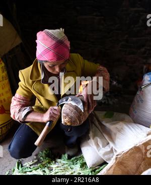 Das Dorf Pi Po im Osten von Kaiyuan in der autonomen Präfektur Hani und Yi Ethnic Honghe, Provinz Yunnan, Südchina - das Dorf ist die Heimat der Pula, einer Unterminderheit der Yi oder Lolo, einer ethnischen Gruppe in China, Vietnam und Thailand. Mit 8 Millionen sind sie die siebtgrößte der 55 ethnischen Minderheiten. Stockfoto