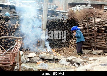Das Dorf Pi Po im Osten von Kaiyuan in der autonomen Präfektur Hani und Yi Ethnic Honghe, Provinz Yunnan, Südchina - das Dorf ist die Heimat der Pula, einer Unterminderheit der Yi oder Lolo, einer ethnischen Gruppe in China, Vietnam und Thailand. Mit 8 Millionen sind sie die siebtgrößte der 55 ethnischen Minderheiten. Stockfoto