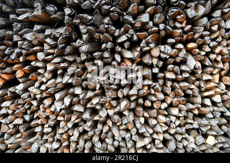 Holzlager im Dorf Pi Po östlich von Kaiyuan in der autonomen Präfektur Hani und Yi Ethnic Honghe, Provinz Yunnan, Südchina - das Dorf beherbergt die Pula, eine Unterminderheit der Yi oder Lolo, eine ethnische Gruppe in China, Vietnam und Thailand. Mit 8 Millionen sind sie die siebtgrößte der 55 ethnischen Minderheiten. Stockfoto