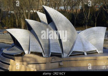 Ein Modell des Opernhauses von Sydney im Beijing World Park. Beijing World Park, ein Freizeitpark, der Besuchern die Möglichkeit gibt, die Welt zu sehen, ohne Peking verlassen zu müssen. Der Park erstreckt sich über 46,7 Hektar und befindet sich im südwestlichen Fengtai-Viertel von Peking, rund 17 km vom Stadtzentrum entfernt. Der Park wurde 1993 eröffnet und wird jährlich schätzungsweise 1,5 Millionen Besucher empfangen. The World, ein 2004-Film unter der Regie von Jia Zhangke, wurde im und um den Beijing World Park gedreht. Stockfoto