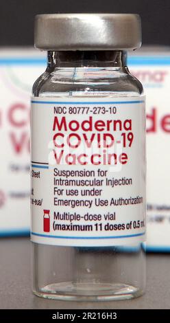 Der COVID-19-Impfstoff von Moderna, Codename mRNA-1273, ist ein COVID-19-Impfstoff, der vom United States National Institute of Allergy and Infectious Diseases (NIAID), der Biomedical Advanced Research and Development Authority (BARDA) und von Moderna entwickelt wurde. Es wird in zwei 0,5-ml-Dosen als intramuskuläre Injektion im Abstand von vier Wochen verabreicht. SARS-COV2, 2019-nCoV oder COVID-19 ist ein ansteckendes Virus, das Atemwegsinfektionen verursacht. Stockfoto