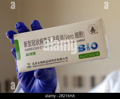 BBIBP-CorV, einer von zwei inaktivierten Virus-COVID-19-Impfstoffen, die von der China National Pharmaceutical Group Corporation (CNPGC) entwickelt wurden und gemeinhin als Sinopharm, ein staatseigenes chinesisches Unternehmen, bezeichnet werden. SARS-COV2, 2019-nCoV oder COVID-19 ist ein ansteckendes Virus, das Atemwegsinfektionen verursacht. Stockfoto