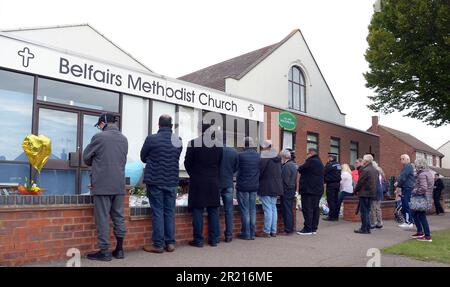 Polizei und Öffentlichkeit halten 2 Minuten Schweigen vor der Belfairs Methodist Church in der Eastwood Road North, Leigh on Sea, Southend on Sea, Essex, nachdem der konservative Abgeordnete Sir David Amess starb, nachdem er mehrfach bei einer Operation in seinem Wahlkreis erstochen wurde. Die Polizei sagte, ein 25-jähriger Mann wurde wegen Mordverdachts nach dem Angriff auf die Kirche in Leigh-on-Sea verhaftet. Sie fanden ein Messer und suchten niemanden, der mit dem Vorfall zu tun hatte. Stockfoto