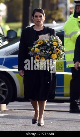 Innenminister Priti Patel vor Belfairs Methodist Church in der Eastwood Road North, Leigh on Sea, Southend on Sea, Essex, nachdem der konservative Abgeordnete Sir David Amess starb, nachdem er mehrfach bei einer Operation in seinem Wahlkreis erstochen wurde. Die Polizei sagte, ein 25-jähriger Mann wurde wegen Mordverdachts nach dem Angriff auf die Kirche in Leigh-on-Sea verhaftet. Sie fanden ein Messer und suchten niemanden, der mit dem Vorfall zu tun hatte. Stockfoto