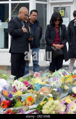 Polizei und Öffentlichkeit halten 2 Minuten Schweigen vor der Belfairs Methodist Church in der Eastwood Road North, Leigh on Sea, Southend on Sea, Essex, nachdem der konservative Abgeordnete Sir David Amess starb, nachdem er mehrfach bei einer Operation in seinem Wahlkreis erstochen wurde. Die Polizei sagte, ein 25-jähriger Mann wurde wegen Mordverdachts nach dem Angriff auf die Kirche in Leigh-on-Sea verhaftet. Sie fanden ein Messer und suchten niemanden, der mit dem Vorfall zu tun hatte. Stockfoto