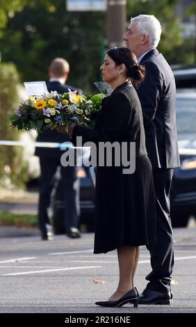 Innenminister Priti Patel und Parlamentssprecher Hoyle, 2 Minuten Schweigen vor der Methodistenkirche von Belfairs in der Eastwood Road North, Leigh on Sea, Southend on Sea, Essex, nachdem Sir David Amess, der konservative Abgeordnete, bei einer Operation in seinem Wahlkreis mehrfach erstochen wurde. Die Polizei sagte, ein 25-jähriger Mann wurde wegen Mordverdachts nach dem Angriff auf die Kirche in Leigh-on-Sea verhaftet. Sie fanden ein Messer und suchten niemanden, der mit dem Vorfall zu tun hatte. Stockfoto