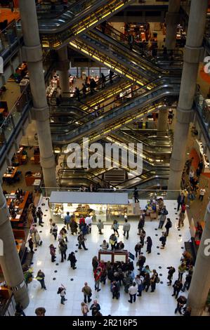 Das Lloyd's Building ist die Heimat der Versicherungsgesellschaft Lloyd's of London und befindet sich in der One Lime Street in der City of London, England. Entworfen vom Architekten Richard Rogers und erbaut zwischen 1978 und 1986. Bovis war der Verwaltungsauftragnehmer für das Programm. Wie das Pompidou Centre (entworfen von Renzo Piano und Rogers), war das Gebäude innovativ, da es seine Dienstleistungen wie Treppen, Aufzüge, Stromleitungen und Wasserrohre an der Außenseite hatte, was einen unübersichtlichen Raum im Inneren hinterließ. Der Gebäudestand ist 88 Meter hoch, mit 14 Etagen Stockfoto