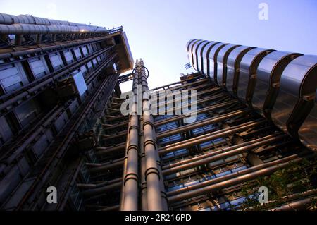 Das Lloyd's Building ist die Heimat der Versicherungsgesellschaft Lloyd's of London und befindet sich in der One Lime Street in der City of London, England. Entworfen vom Architekten Richard Rogers und erbaut zwischen 1978 und 1986. Bovis war der Verwaltungsauftragnehmer für das Programm. Wie das Pompidou Centre (entworfen von Renzo Piano und Rogers), war das Gebäude innovativ, da es seine Dienstleistungen wie Treppen, Aufzüge, Stromleitungen und Wasserrohre an der Außenseite hatte, was einen unübersichtlichen Raum im Inneren hinterließ. Der Gebäudestand ist 88 Meter hoch, mit 14 Etagen Stockfoto