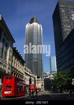 Tower 42, weithin bekannt als NatWest Tower, ist ein 183 Meter hoher (600 Fuß) Wolkenkratzer in der City of London. Es ist der fünfthöchste Turm in der City of London, der 2010 vom 230 Meter (750 Fuß) hohen Heron Tower überholt wurde. Es ist das fünfzehnthöchste Gebäude in ganz London.[2] sein ursprünglicher Name war der National Westminster Tower, der als Sitz der internationalen Zentrale von NatWest errichtet wurde. Von oben gesehen ähnelt die Form des Turms der des NatWest-Logos (drei Pfeile in einer sechseckigen Anordnung) Stockfoto