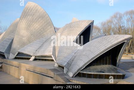 Ein Modell des Opernhauses von Sydney im Beijing World Park. Beijing World Park, ein Freizeitpark, der Besuchern die Möglichkeit gibt, die Welt zu sehen, ohne Peking verlassen zu müssen. Der Park erstreckt sich über 46,7 Hektar und befindet sich im südwestlichen Fengtai-Viertel von Peking, rund 17 km vom Stadtzentrum entfernt. Der Park wurde 1993 eröffnet und wird jährlich schätzungsweise 1,5 Millionen Besucher empfangen. The World, ein 2004-Film unter der Regie von Jia Zhangke, wurde im und um den Beijing World Park gedreht. Stockfoto