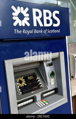 Ein Geldautomat bei einer Zweigstelle der Royal Bank of Scotland, allgemein abgekürzt als RBS. Es ist eine der Retail-Banking-Tochtergesellschaften der Royal Bank of Scotland Group plc Stockfoto