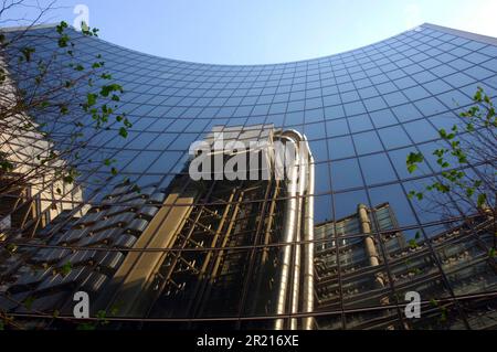 Das Willis Building in der 51 Lime Street ist ein großer Büroturm im wichtigsten Finanzviertel Londons, der City of London. Es wurde vom Architekten Sir Norman Foster entworfen und von British Land entwickelt. Es befindet sich gegenüber dem Lloyd's-Gebäude und ist 125 Meter hoch, mit 26 Etagen. Das Gebäude hat ein „abgestuftes“ Design, das der Hülle eines Krustentiers ähneln sollte. Insgesamt gibt es 44 128,9 m2 Bürofläche, die größtenteils an die Willis Group, ein Risikomanagementunternehmen und Versicherungsvermittler, vermietet wurde. Stockfoto