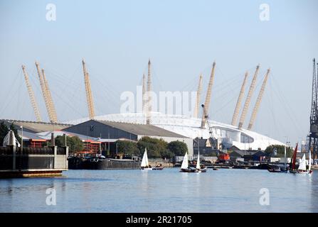 The O2 Arena eine Mehrzweck-Hallenarena im Zentrum des Unterhaltungskomplexes von O2 auf der Greenwich Peninsula im Südosten Londons. Sie wurde 2007 in ihrer jetzigen Form eröffnet. Es verfügt über die zweithöchste Sitzplatzkapazität aller Halleneinrichtungen im Vereinigten Königreich, Stockfoto