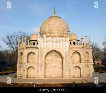 Ein Nachbau des Taj Mahal, ein Mausoleum in Agra, Indien, das im Beijing World Park (Beijing Shijie Gongyuan) ausgestellt wird, einem Themenpark, der Besuchern die Möglichkeit gibt, die Welt zu sehen, ohne Peking verlassen zu müssen. Der Park erstreckt sich über 46,7 Hektar und befindet sich im südwestlichen Fengtai-Viertel von Peking, rund 17 km vom Stadtzentrum entfernt. Der Park wurde 1993 eröffnet und wird jährlich schätzungsweise 1,5 Millionen Besucher empfangen. The World, ein 2004-Film unter der Regie von Jia Zhangke, wurde im und um den Beijing World Park gedreht Stockfoto