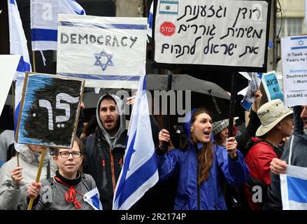 Anti-Netanjahu-Demonstranten vor dem Savoy Hotel in London, wo sich Benjamin Netanjahu, Ministerpräsident Israels, während seines Besuchs in der Hauptstadt am Freitag, den 24. März 2023 aufhielt, um sich mit dem britischen Premierminister Rishi Sunak zu treffen. Stockfoto