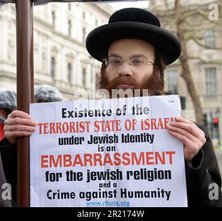 Anti-Netanjahu-Demonstranten in Whitehall, London, als Benjamin Netanjahu, Ministerpräsident Israels, am Freitag, den 24. März 2023 die Downing Street besucht, um sich mit dem britischen Premierminister Rishi Sunak zu treffen. Stockfoto