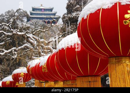 Schnee in Peking, China: Schneebedeckte chinesische Laternen hängen im Jingshan Park in Peking. Der erste schwere Schneefall, der im Jahr des Hasen Chinas Hauptstadt traf, brachte für viele Aufregung mit Parks, die junge Leute anlockten, die Schneemänner und sogar Schneehasen bauten. Stockfoto