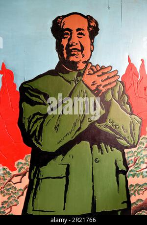 Portrait von Mao Zedong, eine Manifestation des Persönlichkeitskults, das für den chinesischen Führer aufgebaut wurde. Mao Zedong (1893 - 1976), bekannt als Vorsitzender Mao, war ein chinesischer kommunistischer Revolutionär, der Gründer der Volksrepublik China (PRC) war, die er als Vorsitzender der Kommunistischen Partei Chinas von der Gründung der VR China im Jahr 1949 bis zu seinem Tod im Jahr 1976 führte. Stockfoto