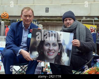 Tim Farron, Abgeordneter für Westmorland & Lonsdale und ehemaliger Führer der Lib dem, sitzt und unterhält sich mit Richard Ratcliffe, während er vor dem Auswärtigen Amt in London protestiert und die britische Regierung weiterhin drängt, Druck auf Iran auszuüben, seine Frau Nazanin Zaghari-Ratcliffe, eine iranisch-britische Doppelbürgerin, zu befreien. Die seit 2016 von den iranischen Behörden in Haft genommen wird. Die Befürchtungen über Richard Ratcliffes Wohlergehen sind gewachsen, als sein Hungerstreik seinen 18. Tag erreicht. Stockfoto