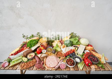 Tisch voller mediterraner Vorspeisen, Tapas oder Antipasto. Auswahl an italienischen Speisen. Köstlicher Snack auf einer Party oder Picknick. Fleisch und Käse Stockfoto