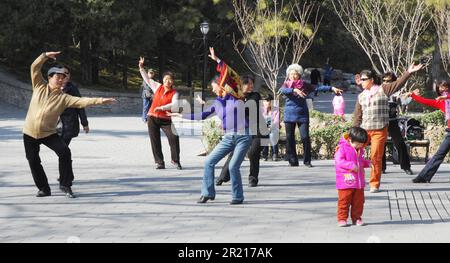 Familien in Taoranting Park, Peking, China. Es gab eine "ein-Kind-Politik" , eine von 1980 bis 2015 in China durchgeführte Bevölkerungsplanungsinitiative, um das Bevölkerungswachstum des Landes zu bremsen, indem viele Familien auf ein einzelnes Kind beschränkt wurden. Diese Initiative war Teil einer viel umfassenderen Anstrengung zur Eindämmung des Bevölkerungswachstums, die 1970 begann und 2021 endete Stockfoto