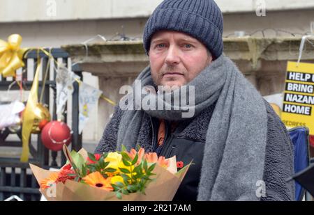 Richard Ratcliffe, der vor dem Auswärtigen Amt in London protestiert und die britische Regierung weiterhin drängt, Druck auf den Iran auszuüben, damit seine Frau Nazanin Zaghari-Ratcliffe, eine iranisch-britische Doppelbürgerin, die seit 2016 von iranischen Behörden inhaftiert wird, freigelassen wird. Die Befürchtungen über Richard Ratcliffes Wohlergehen sind gewachsen, als sein Hungerstreik seinen 18. Tag erreicht. Stockfoto